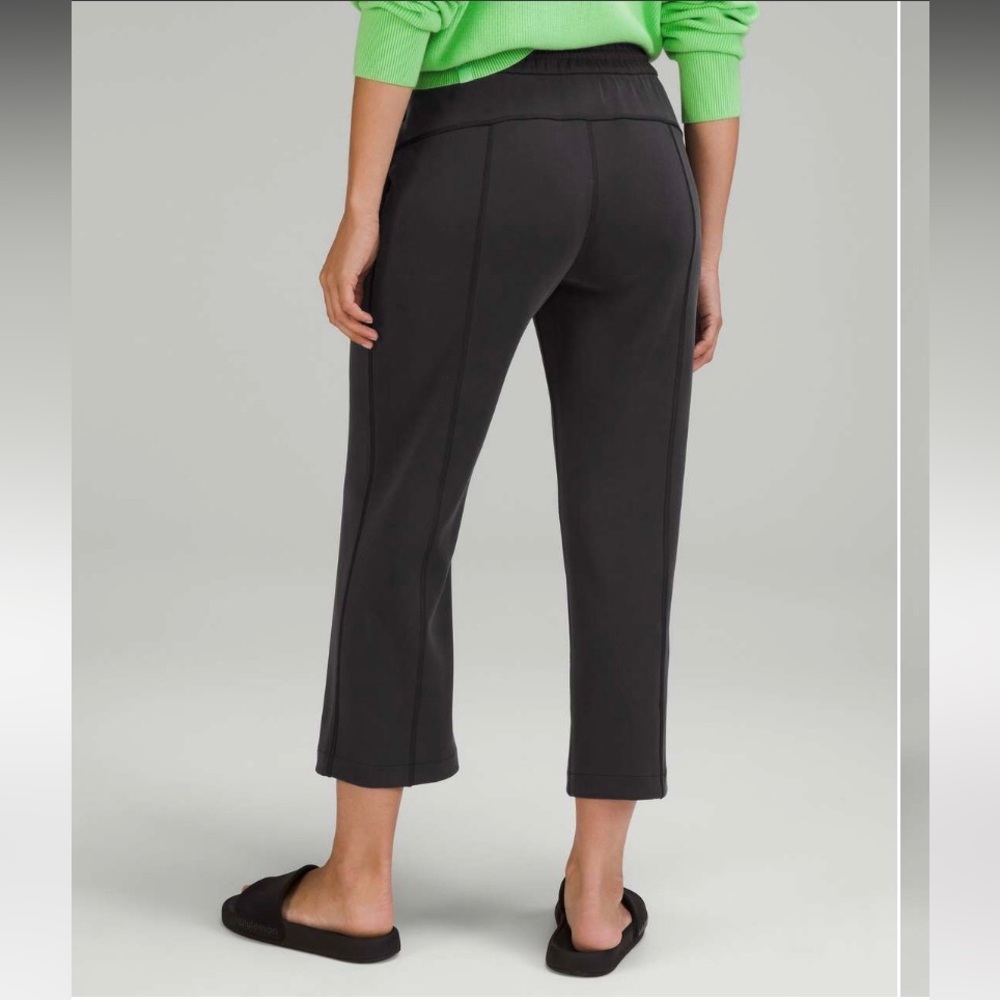 Lululemon Softstreme High-Rise Straight Leg Crop
Black